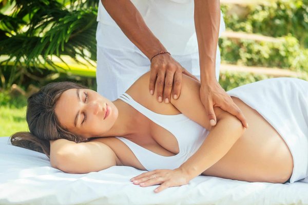 Le massage prénatal : une parenthèse bien-être pour les futures mamans